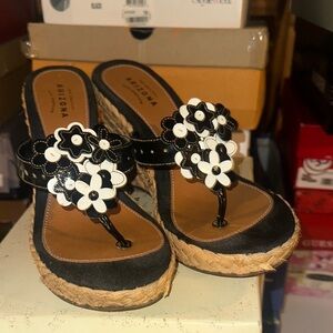 Arizona Jean Company Women's Black and White Floral Wedge Sandals